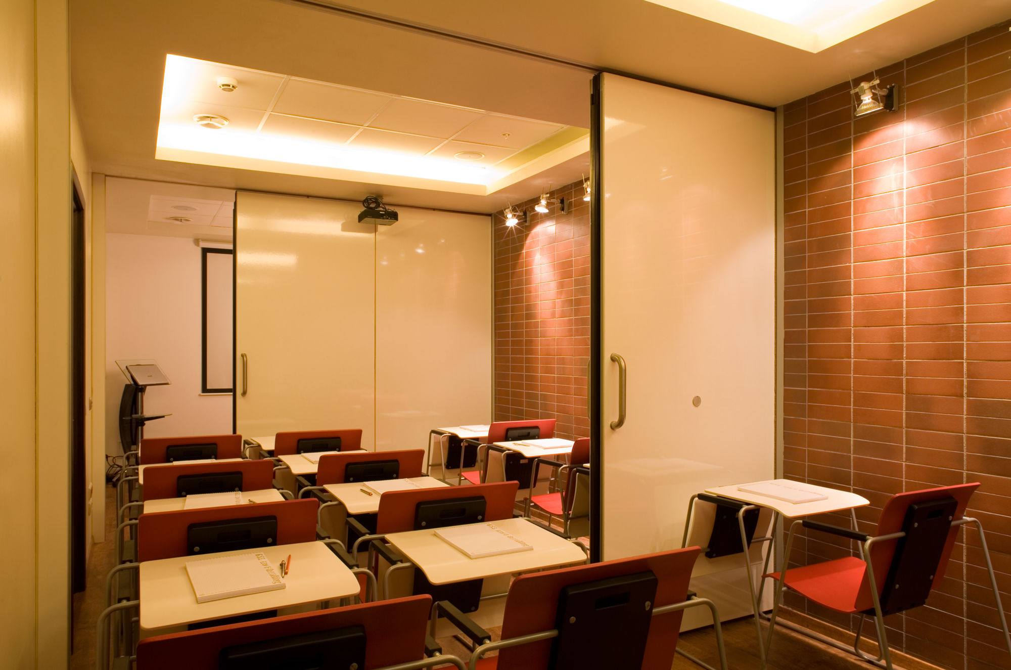 Фото Розсувні перегородки NAYADA Hufcor