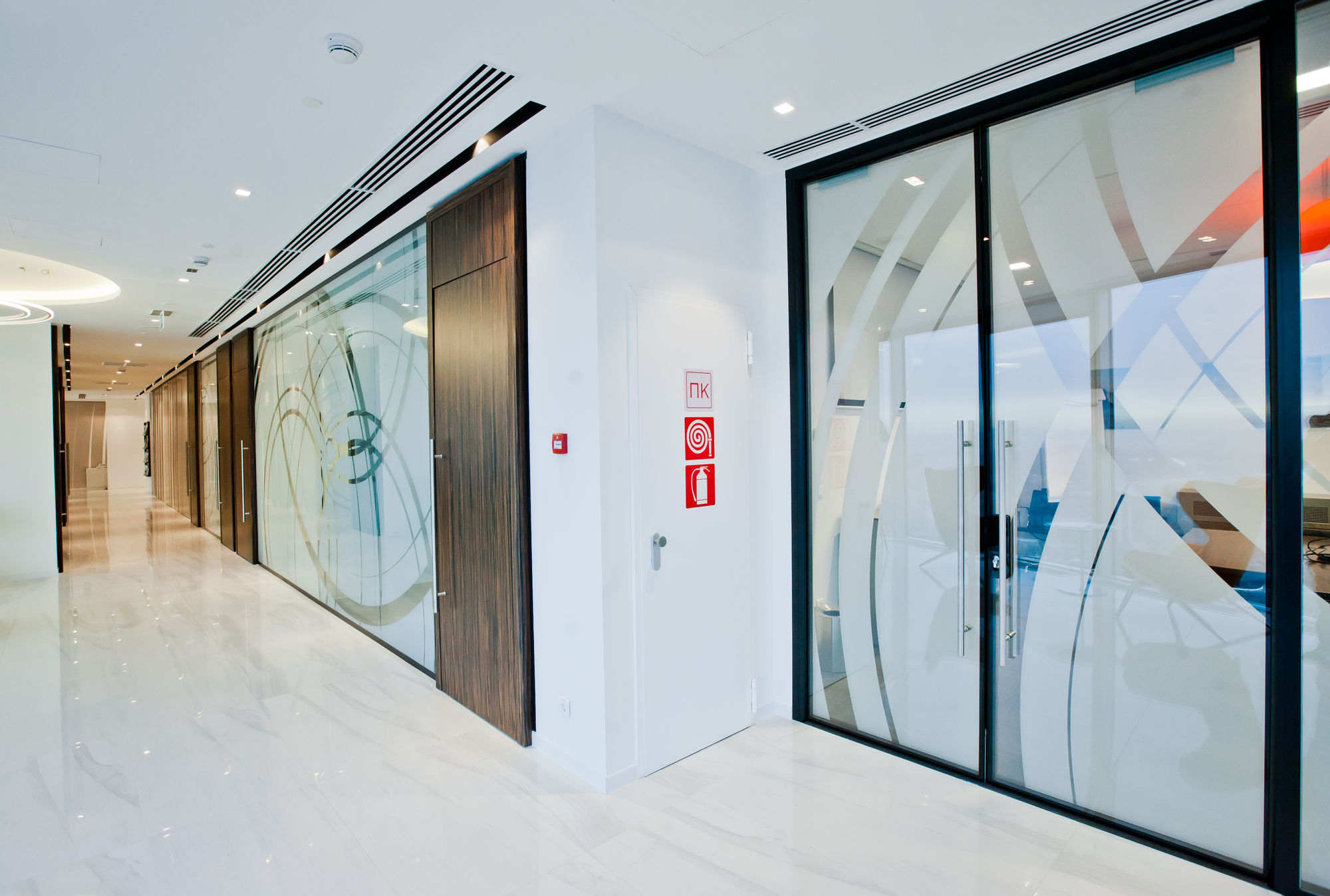 Фото Двері в алюмінієвій обв'язці