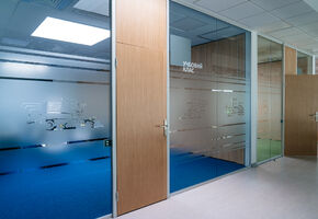 NAYADA-Crystal в проекті Класичне оформлення офісного простору для дилера світових виробників сільгосптехніки.