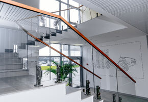 Стаціонарні перегородки в проекті Класичне оформлення офісного простору для дилера світових виробників сільгосптехніки.